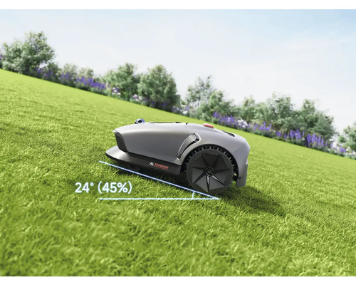 Rasenmähroboter auf einer Rasenfläche mit einer Steigung von 24 Grad.
