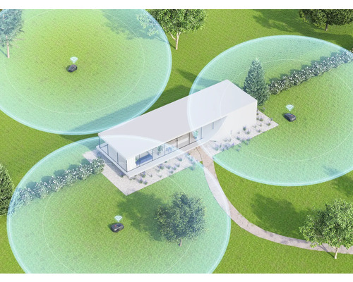 Draufsicht eines Gartens mit Rasenmäher Robotern um ein Haus.