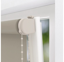 Detailansicht eines Rollos mit Bedienkette am Fenster