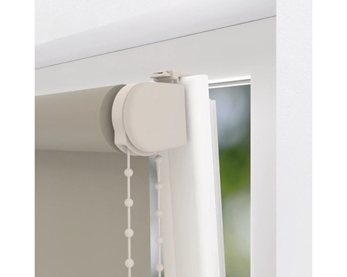 Detailansicht eines Rollos mit Bedienkette am Fenster