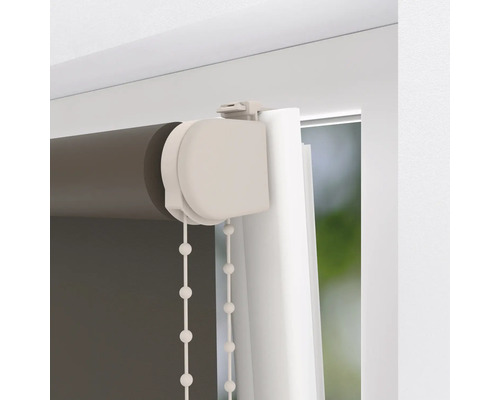 Detailansicht eines Rollos mit Kettenzug zur Fensterdekoration