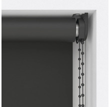 Rollo mit Kettenzug am Fenster