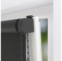 Detailansicht eines grauen Rollos mit Kettenzug am Fenster