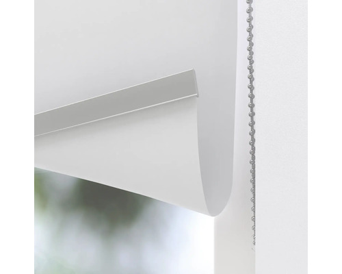 Weisses Fensterrollo mit Kettenzug zur Lichtsteuerung
