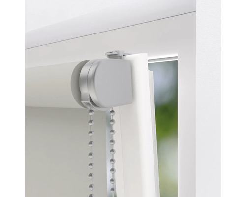 Rollo am Fenster mit Kettenzug