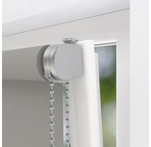 Detailansicht eines Rollos mit Kettenzug am Fenster