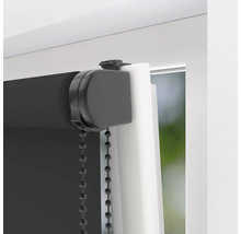 Detailaufnahme eines schwarzen Rollos am Fenster mit Kettenzugbedienung