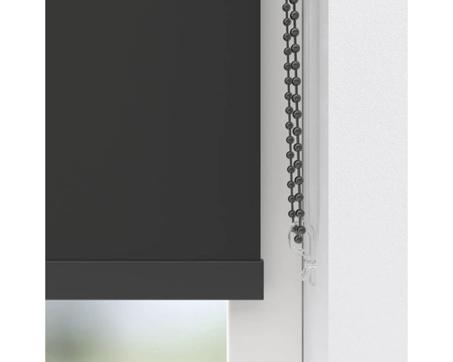 Detailansicht eines Rollos mit Kettenzug am Fenster