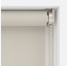 Detailansicht eines Rollos mit Kettenzug zur Fensterdekoration