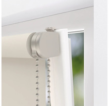 Detailansicht eines Rollos mit Kettenzug am Fenster