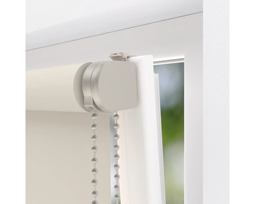 Detailansicht eines Rollos mit Kettenzug am Fenster