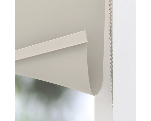 Detailansicht eines Rollos mit Kettenzugmechanismus.