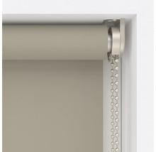 Detailansicht eines Rollos mit Kettenzug zur Fensterdekoration.