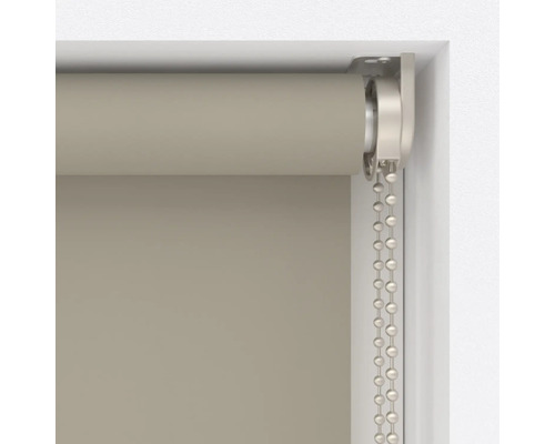 Detailansicht eines Rollos mit Kettenzug zur Fensterdekoration.