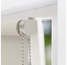 Nahaufnahme einer weissen Fensterjalousie mit Kettenzug