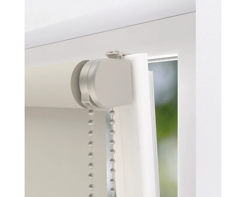 Nahaufnahme einer weissen Fensterjalousie mit Kettenzug