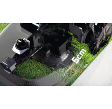 Nahaufnahme eines Rasenmähroboters, der Gras schneidet und die Schnitthöhe in Zentimetern anzeigt.