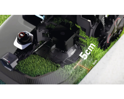 Nahaufnahme eines Rasenmähroboters, der Gras schneidet und die Schnitthöhe in Zentimetern anzeigt.