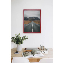 Gerahmtes Bild mit einer Straße, die sich bis zu Bergen erstreckt