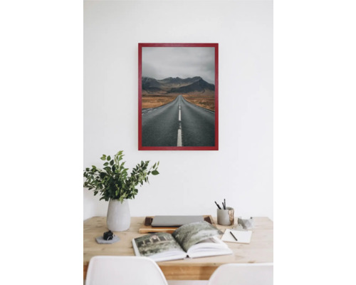 Gerahmtes Bild mit einer Straße, die sich bis zu Bergen erstreckt