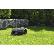 Rasenmähroboter auf einer Rasenfläche im Garten.