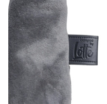 Detailaufnahme eines grauen Stoffes mit 'Designed by Lotte' Logo