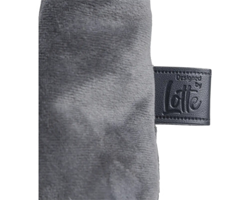 Detailaufnahme eines grauen Stoffes mit 'Designed by Lotte' Logo