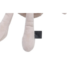 Nahaufnahme eines Stofftieres mit Firmenlogo