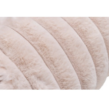 Nahaufnahme eines Dekokissens mit weichem Bezug