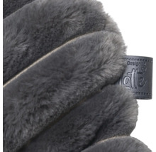 Graues Kissen mit Lotte-Designetikett