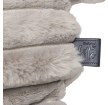 Detailansicht eines Plüschkissens mit dem Designerlabel Designed by Lotte