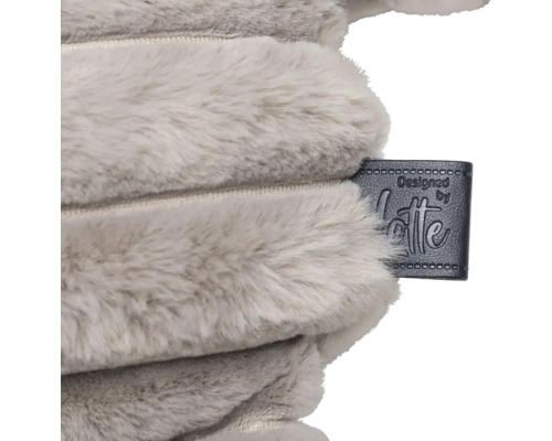 Detailansicht eines Plüschkissens mit dem Designerlabel Designed by Lotte