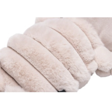 Nahaufnahme eines dekorativen Kissenbezugs mit Fellstruktur