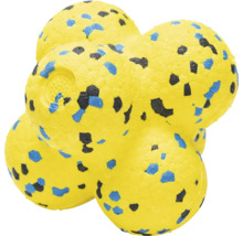 Hundespielzeug in Form einer gelben Kugel mit blauen und schwarzen Flecken