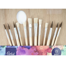 Un set de treize pinceaux d'artiste avec des manches en bois et différentes formes de pinceaux.