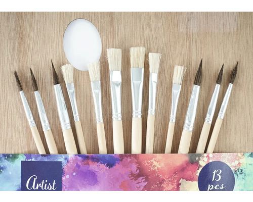 Holzfarbmischpalette 30x40 cm Ein Set aus dreizehn Künstlerpinseln mit Holzgriffen und unterschiedlichen Pinselformen.