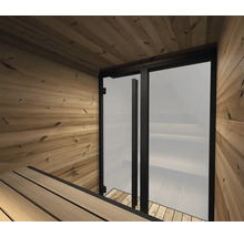Vue intérieure d'un sauna avec parois, plafond et bancs en bois et une porte vitrée avec cadre et poignée.