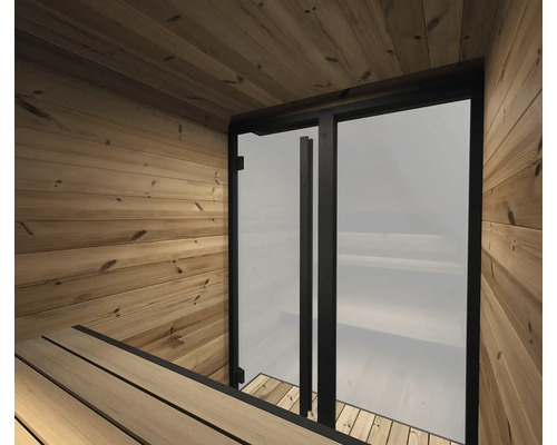 Vue intérieure d'un sauna avec parois, plafond et bancs en bois et une porte vitrée avec cadre et poignée.