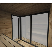 Vue intérieure d'un sauna moderne avec murs, plafond et bancs en bois. Grande façade vitrée et porte avec cadre en métal noir.