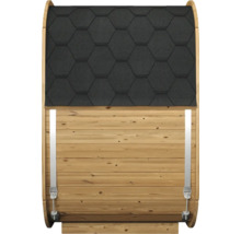 Vue extérieure d'un sauna tonneau en bois avec des bardeaux de toit hexagonaux sombres et des bandes de tension métalliques pour la stabilisation.