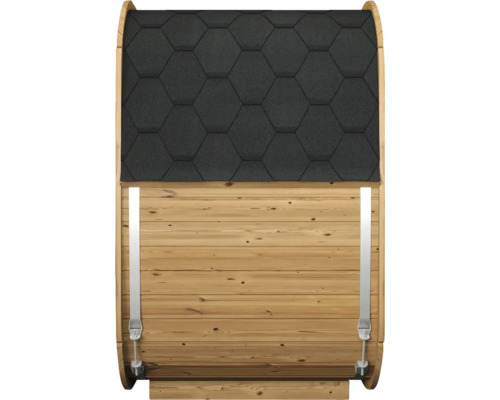 Vue extérieure d'un sauna tonneau en bois avec des bardeaux de toit hexagonaux sombres et des bandes de tension métalliques pour la stabilisation.