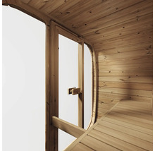 Vue intérieure d'un sauna lumineux aux parois en bois courbées, avec porte vitrée, poignée en bois et banc en bois.