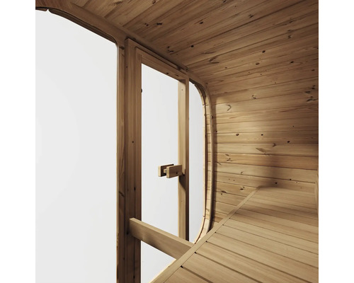 Vue intérieure d'un sauna lumineux aux parois en bois courbées, avec porte vitrée, poignée en bois et banc en bois.