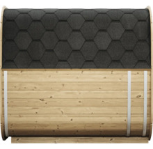Vue latérale d un sauna tonneau en planches de bois avec des bardeaux de toit hexagonaux et des colliers de serrage en métal.
