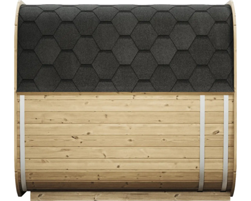Vue latérale d un sauna tonneau en planches de bois avec des bardeaux de toit hexagonaux et des colliers de serrage en métal.