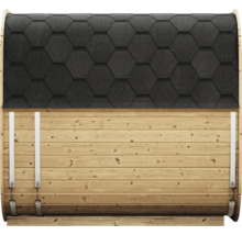 Vue latérale d'un sauna tonneau avec bardeaux hexagonaux et planches en bois, fixés par des sangles de tension métalliques.
