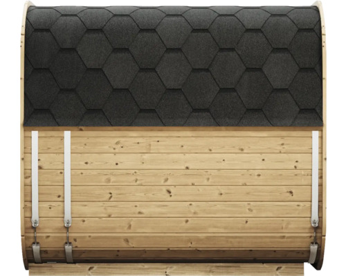 Vue latérale d'un sauna tonneau avec bardeaux hexagonaux et planches en bois, fixés par des sangles de tension métalliques.