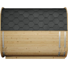 Vue latérale d'un sauna tonneau en bois clair avec bardeaux bitumés noirs en forme d'alvéoles et sangles de serrage métalliques.