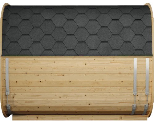 Vue latérale d'un sauna tonneau en bois clair avec bardeaux bitumés noirs en forme d'alvéoles et sangles de serrage métalliques.