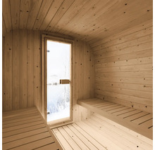 Vue intérieure d'un sauna tonneau en bois clair avec des bancs en bois et une porte vitrée offrant une vue sur un paysage enneigé.